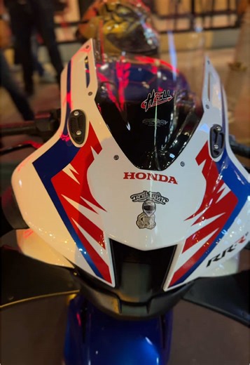 HONDA CBR1000RR-R FIREBLADE SP #Honda #CBR1000RRRSP #ဆယ်လီမှအသဲပေးတာလား😔😑 #tiktokmyanmar #zx6rmyanmarbiker #fypシ゚ #tiktokvietnam