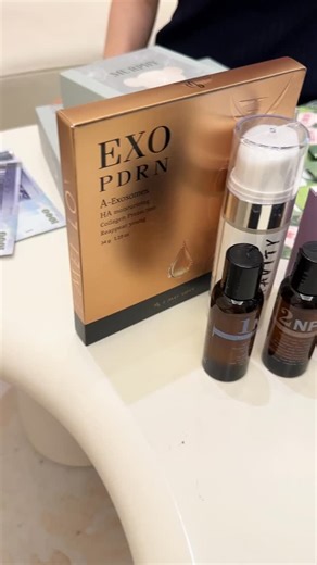 最近發現一個超猛的保養組合🔥 用完只有一個感想：臉真的嫩到不行🥰 【超值划算組合】外泌體激光乳霜＋PDRN面膜＋熊享SO ✨限時組合價 $4,580（原價 $5,460） https://imeilove.com.tw/mgm/bDqHiL 💎 外泌體激光乳霜 ・添加鮭魚PDRN，協助肌膚維持細緻光澤 ・鹿茸外泌體配方，為肌膚注入高級修護感受 ・質地清爽、好吸收，適合日常保養使用 💎 PDRN晶透水凝膜 ・鮭魚 DNA 來源成分 ・敷後肌膚觸感更柔嫩、水潤感提升 ・作為日常加強保養的好選擇 💎 熊享SO ・添加益生菌與益生質 ・日常補充，幫助維持消化道機能 ・適合外食族、生活忙碌族群 ✨從外在保養到日常補給，一次準備好 ✨高CP值組合，把日常照顧變成一種享受 #秘媺 #NPM頭研所 #PDRN #肌膚保養 #外泌體 | NPM 魔術真髮／pmu偽妝 旗艦店