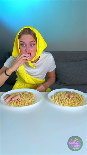 من يضع الكاتشب في المعكرونة!؟🤮🍅 سرقة النقانق في مقلب!🌭 #مقلب #معكرونة #ضحك