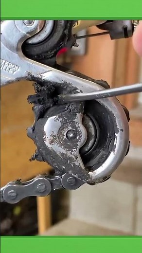 Satisfying Bicycle Chain Cleaning Process with Deep Degreasing #popular