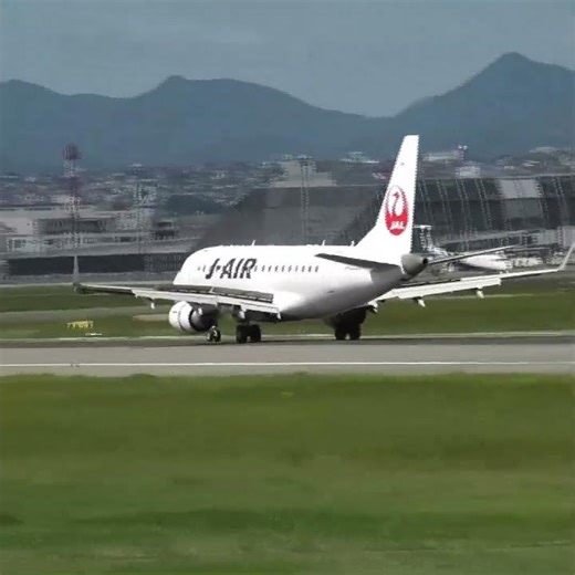 伊丹スカイパークから見る大阪国際空港を離着陸する飛行機 Planes taking off and landing at Osaka International Airport, Japan