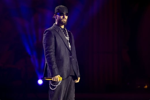 "And he’s 100% right" - Netizens react to Maluma stops his Mexico City concert to scold a mother who brought her 1-year-old baby to his show