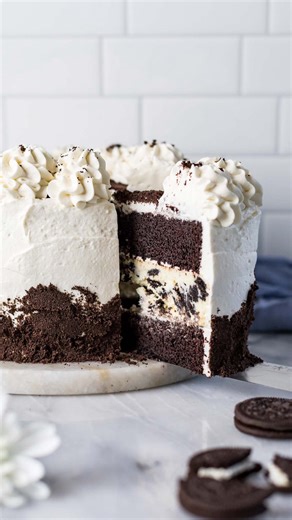 If you were a fan of my cheesecake stuffed chocolate cake, you are going to love today’s recipe! Today’s Oreo cheesecake cake is the cookies and cream version of that oh so decadent recipe, and it’s just as much of a showstopper. Just like my other cheesecake stuffed cakes (have you tried my carrot cake cheesecake?!) we’re stuffing an entire Oreo cheesecake inside a rich chocolate cake. It sounds complicated, but it’s nothing you can’t handle! Want the recipe? Comment “recipe” or find it here: h