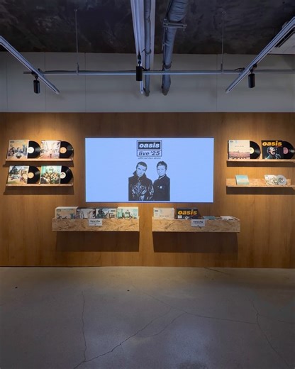 트립고잉 tripgoing on Instagram: "오아시스(@oasis) 팝업스토어가 오늘(16일) 서울에 오픈해 트립고잉이 다녀왔습니다.🔥 오는 10월 21일(화) 열리는 내한 공연을 기념해 10월 26일(일)까지 11일 동안 진행되는데요. ‘SEOUL’이 크게 적힌 서울 한정 오아시스 투어 티셔츠를 비롯해 품절대란 아디다스 콜라보 티셔츠까지 만날 수 있습니다. 의류 뿐 아니라 한정판 LP, CD, 보틀 등 다양한 굿즈 상품을 만날 수 있는데요. 트립고잉이 다녀온 생생한 현장을 함께 만나보세요.☑️ 📍위치 : 서울 중구 을지로 127 🗓️일정 : 2025. 10. 16(목) - 10. 26(일) ⏰운영시간 : (매일) 11시 ~ 20시 📸 트립고잉 매거진"