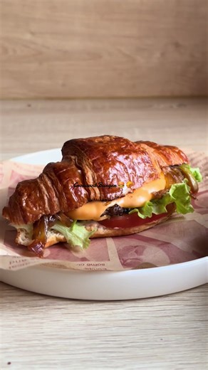 Ingrédients : Croissants, viande hachée et épices selon vos préférences , fromage, oignons, sucre, eau, tomate, salade. Sauce : ketchup, mayo, moutarde, cornichons jus. Préparation: Former des boules de viande, aplatir en longueur. Cuire les steaks sans matière grasse, ajouter le fromage et couvrir pour le faire fondre. Faire fondre les oignons sans MG, ajouter sucre puis un fond d’eau. Toaster les croissants. Mélanger la sauce. (Rushs du montage perdus 😅) : Bas du croissant, sauce → tomate → s