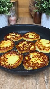 Zapomnij o tarciu ziemniaków na placki. Ten sposób jest 100 razy lepszy 😍😍 #gotowanie #kuchnia #jedzenie #obiad #przepis | Smakosze.pl