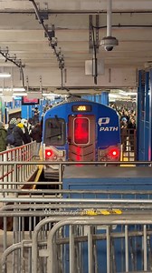PATH Discharge & Pick up at 33rd St #PATH #PortAuthority #NYCSubway #NYC #MTA #NewYorkCitySubway #LIRR #SubwayTrain #NewYork #NewYorkCity | NYC Subway Life
