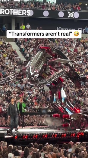 I’m scared and amazed at the same time 😭 #transformers #robot #technology #cars (via lidirode/IG)