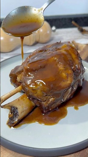 Codillo de cerdo estofado 🍖👨🏻‍🍳 ¡Fijaos como se sale el hueso! #recetas #youtubeshorts