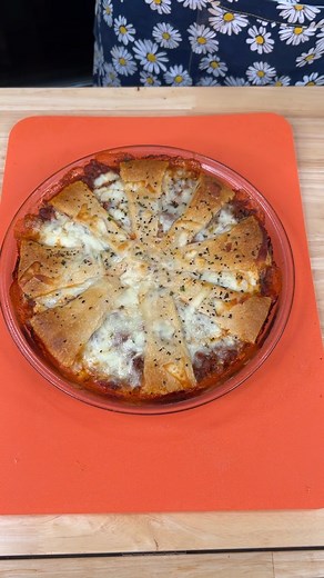 Easy Italian Meat Pie Kiera makes a this delicious pie using only cresent rolls, meat, cheese and sauce for the perfect Italian twist on a pie This video was produced by Kiera J and Network Media, LLC. | Home Hacks & Easy Snacks