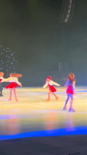 🎄 Varázslat a jégen: Mici a Diótörő a jégen ! 🩰❄️ A múlt hétvége nemcsak a bajnoki pontokról és a nemzetközi versenyekről szólt, hanem a művészetről is. Hatalmas büszkeség számunkra, hogy sportolónk, Kangyal Milla, a Diótörő jégszínházi előadásban is megcsillogtatta korcsolyázó tudását és előadói tehetségét! 🌟 Mici bebizonyította, hogy színpadi jelenléte is magával ragadó – igazi ünnepi hangulatot varázsolt a közönségnek a jégre. Gratulálunk a csodás alakításhoz, Mici! 👏❤️ #Diótörő #Jégszính