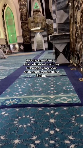 Exploring Intricate Islamic Architecture in Mosques