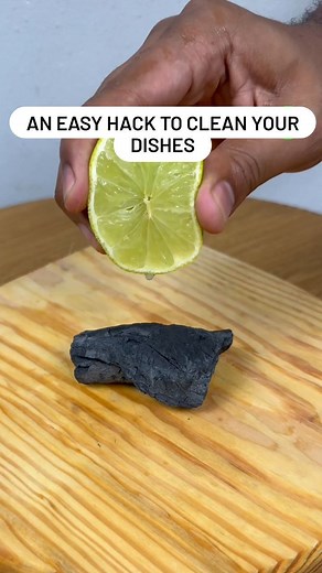 A very easy hack to clean the stains off of your utensils. Let us know how it worked! #EatsOfficial #foodhacks #foodblogger #reelsinstagram #reelkarofeelkaro #reelsviral #kitchen #viralreels | Eatsofficial