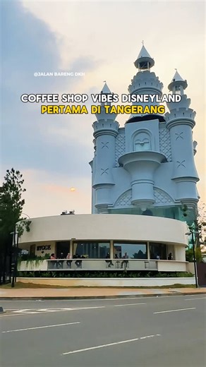 Denny Harijanto on Instagram: "Tempat nongkrong yang cantik & estetik di BSD Tangerang🔥 Pilihan Tempat duduk nyaman di area dalam dan luar ruangan di sekitar fasad castle yang unik, menyajikan berbagai macam menu mulai dari sarapan, makanan berat, hingga kopi espresso dan manual brew yang nikmat✨ Tag & share jama tempat nya. 📍HYGGE CAFE BSD Epicon BSD - Jalan BSD Grand Boulevard #HyggeCafe #HyggeBSD #HyggeCafeBSD #HyggeBSDCity #CafeHygge #CafeHyggeBSD #Hygge #TangerangHits #ExploreTangerang #B