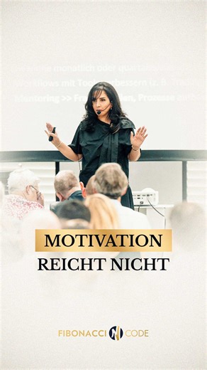 Wenn Du jedes Jahr mit Hoffnung startest und am Ende trotzdem wieder das Gefühl hast, auf der Stelle zu treten, dann ist das kein Zufall. Es ist auch kein Mangel an Motivation. Motivation kommt und geht. Was bleibt, ist die Struktur, die Dich selbst dann voranbringt, wenn Dir Energie und Lust fehlen. Echte Veränderung beginnt dort, wo Du weißt, was der nächste Schritt ist, warum Du ihn gehst und wie Du weitermachst, wenn es schwierig wird. Erfolg entsteht nicht durch kurzfristige Euphorie, sonde