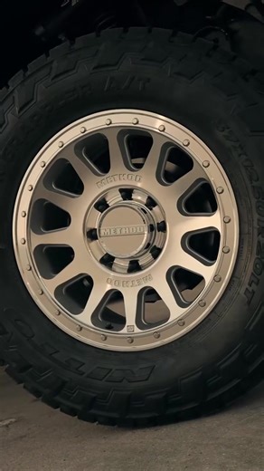 Look-back certified ✅ The new 709-HD is here and its our first-ever Bead Grip wheel available in a 20”. Built 25% stronger with looks designed to turn heads 👊 Tap the @methodracewheels link in bio to explore the 709-HD. #MRW709HD #MethodRaceWheels #MRW #Wheels #Offroad #LighterStrongerFaster #FordWheels