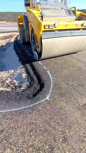 Precision Asphalt Cutting: Clean Lines, Smooth Roads! 🛣️⚙️ ​Watch how effortlessly this roller-mounted asphalt cutter slices through the pavement! This technique is key for cleanly separating sections of road for repair or modification without damaging the surrounding area. ​The Mechanics of the Cut ​This simple yet effective attachment turns a standard compactor into a precision cutting tool: ​The Attachment: You can see a specialized, heavy-duty circular cutting wheel mounted to the side of t