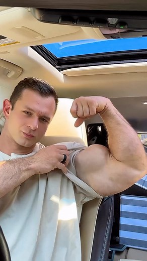 Bodybuilder Beef on Instagram: "Check out US muscleman Joey Sullivan with the HUGE single arm flex 💪🏼 @protien_master . . . . . #ArmDay #Bodybuilder #Beef #Muscle #Gym #Man #Flex #FitFam #Muscular #Muscles #Muscled #Biceps #Pecs #Chest #Abs #SixPack #Ripped #Built #Quads #Lats #GymMotivation #Hulk #Hulking #Homme #Uomo #Pits #Hombres"