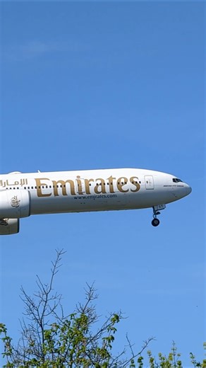 Extreme low approach of Emirates 777 at DUS Airport #emirates #boeing777 #planespotting #planerock