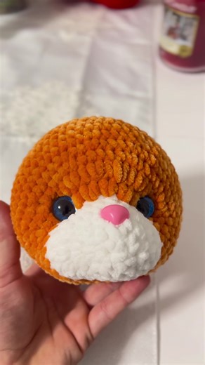 🧵 Face Shaping (Sculpting) Tutorial 🧸✨ ✔️ Use a 17 cm needle ✔️ Reinforced white thread, folded several times ✔️ Thread length: 35–40 cm 👉 Insert the needle at point 1 and bring it out at point 2. 👉 Pass the needle through the stitch and bring it out at point 4. 🔁 Return the needle to point 1, bring it out at point 5, then pass through point 6 and return again to point 1. 🤍 Hold the head gently and tighten the thread until you achieve the desired face shape. 🔒 Secure with several knots. ✨