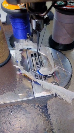 #ผ้าที่เป็นขนหมุนตัวลงไปใต้จักรเย็บผ้าได้อย่างสวยงาม