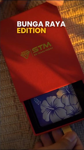 Selitkan keindahan fauna negara ke dalam koleksi emas anda dengan gold bar edisi Bunga Raya🌺 Terdapat dalam berat 1 gram dan juga 0.5 gram. Dapatkan segera sementara stok masih ada sebab stok yang ni serius tak banyak dah tau‼️ Beli emas harga murah hanya di Kedai Emas Sri Tanah Merah. Pusat emas murah Malaysia #kedaiemassritanahmerah #simpananemas #pusatemasmurah #goldbar | Hq Kedai Emas Sri Tanah Merah