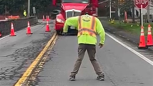Road worker uses dance moves to direct traffic