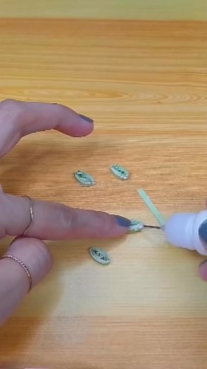 2.6K views · 49 reactions | Learn how to make beautiful paper leaves using simple quilling techniques! #DIYPaperFlowers #HandmadeArt #QuillingArt #CreativeCrafts #PaperCrafts | Quilling Art by Glaiza | Facebook