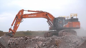 日立ZX530LCH挖掘机将石料装载到粉碎机上（4k）