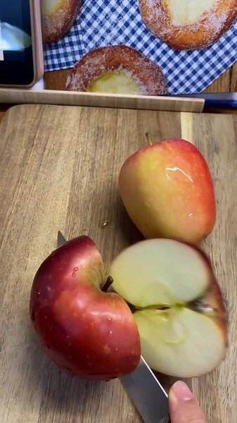 Μηλόπιτα express 🍎🍏 Υλικά: 1/3 κούπας ηλιέλαιο 1 κούπα ζάχαρη 2 αυγά Βανίλια κανέλα 1 1/2 κούπα αλεύρι 1 κ.σ. Μπέικιν 2 μήλα #apple #applepie #applerecipes #homemade #express #baking #autumn #autumnvibes #recipe