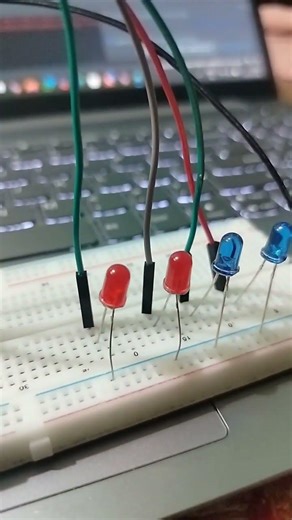 Ambulance light pattern using Arduino UNO 😀 🚑#arduino #arduinoproject #ambulance #trending #shorts