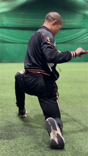 辻 二郎 on Instagram: "動きながら回すのではない。 移動の中で、回旋が“立体的に立ち上がる”瞬間をつくる。 Dynamic Step Rotation Training 今回のワークは、ステップ動作と胸郭の三次元回旋を同じタイムライン上で同期させるためのトレーニングです。 投球動作の本質は、移動（translation）と回旋（rotation）の同期精度にあり、この二つが結びつくことで身体は初めて“投げる”という複雑なアウトプットを生成します。 ステップ動作の中で何が起きているか⁉️ ステップするとき、股関節、骨盤、胸郭の位置は刻一刻と変わります。その変化に合わせて、脳は 位置情報（PPC） 前庭系の平衡情報 下肢からの固有感覚入力 胸郭の変形情報 をリアルタイムで統合し、「どのタイミングで回旋を開始するか」を予測します。 ステップしながら回旋する状況は、静的な回旋練習では絶対に出てこない複雑な情報処理を必要とします。だからこそ、投球動作に近い神経処理が起きる。 ✅三次元回旋が“動きの中で”立ち上がる理由 胸郭の立体回旋は 屈曲 側屈 回旋 の三軸が同時に働いて初めて