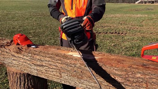 The 565 is an all-new professional chainsaw in the 70cc class with next-generation cutting performance. Here we show you what's new and put it to the test against its predecessor, the 365. Learn more about the Husqvarna 565 on our website: https://www.husqvarna.com/ca-en/products/chainsaws/565/ | Husqvarna