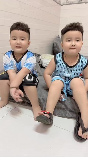 10K views · 250 reactions | Cô giáo dạy nhiều lắm con đọc cho mẹ nghe nha #anhemsinhdoi #embedethuong #SiroHihiHaha | Siro Ăn Ngon Dinh Dưỡng Hoàn Hảo - Bé Khoẻ Mẹ Vui | Facebook