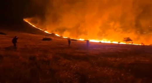 12K views · 162 reactions | Jordan Valley: Palestinians have been spotted setting fires near Israeli farms between the valley and Mt. Kabir. Dozens of volunteers rushed to fight the fire. Without enough fire engines to control the blaze, the volunteers are using less sophisticated equipment such as firefighting paddles and leaf blowers to fight the fire. 헜헦헥헔험헟 헟헜헩험 헡험헪헦 | I love you Israel | Facebook