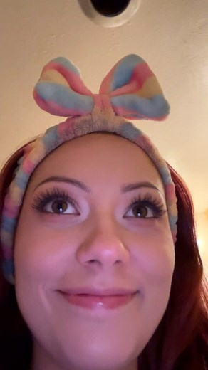 My mom saw me about to take my makeup off and she couldn’t help herself 😂 #wholesome #momreels #funny | Janine Czajka