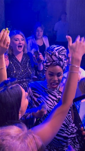 Edglis Hayle on Instagram: "Mis queridos amigos azerbaiyanos 😊Les pido disculpas por todos los conciertos que tuve que cancelar, pero he estado muy enferma, no podía levantarme de la cama. Pero la luz de Dios no se apaga tan fácilmente, los extrañé muchísimo. A todos los que celebran muchas felicidades, los amo 🫶 @pro.dance.show @david.labrada.1 musica @bondarchukserge @daddyyankee 🔥"