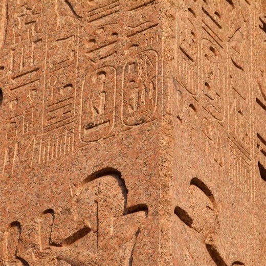 👽 Ces obélisques immenses dressés vers le ciel seraient la source d’une technologie alien oubliée ! Comment de si grands monuments ont pu être montés avec de simples cordes ? ▶️ Alien Fiction, mardi sur RMC Story et dès maintenant en streaming sur RMC BFM Play ➡️ https://bit.ly/3QS59K4 | RMC Story