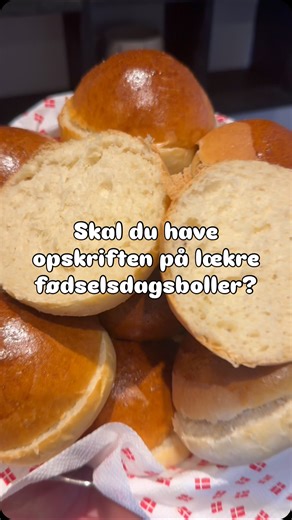 Lasse Hoffmann | Let’s dough this!🍕 on Instagram: "Her er opskriften på de lækreste, luftige boller – perfekt til fødselsdage eller hygge! INGREDIENSER: Fordej: 👉 300g mælk 👉 60g hvedemel Hoveddej: 👉 600g mælk (lun) 👉 40g gær 👉 150g smør (smeltet, men afkølet) 👉 120g sukker 👉 2 stk. æg 👉 1300-1500g hvedemel 👉 14g salt FREMGANGSMÅDE: Smelt smørret: Start med at smelte smørret ved lav varme. Tag det af varmen med det samme og lad det stå og køle af til fingervarmt (ca. 37°C), mens du for