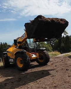 70K views · 948 reactions | An iconic duo. A #JCB 538-60 AGRIXTRA Loadall and Fastrac 4220 iCON getting stuck in loading muck at the farm. Discover more: go.jcb.com/uh4KL. | JCB Agriculture | Facebook