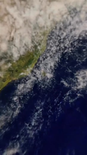 Pedro Medeiros | Videomaker Mobile 🎬 on Instagram: "🌎💥 Aprenda de uma vez como fazer o famoso efeito de zoom na Terra! Esse efeito se chama Earth Zoom Out e você consegue criar de graça no site higgsfield.ai. 🚀 Se liga no passo a passo e vê como é simples transformar seu vídeo com esse efeito incrível! #PedroMedeiros #VideomakerMobile #EdiçãoDeVídeo #CapCut #EarthZoomOut"