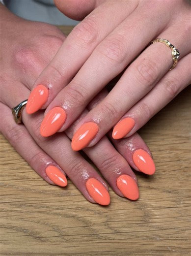 En efterspurgt tutorial på hvordan jeg laver negle. Stil endelig spørgsmål!!! #Kanmanfornemmeviskalpåros🥳😆😆😆🫰🫰🫰❤️🧡🧡🧡 #tutorial #nailtutorial #summernails #nailinspo #festivalnails #roskildefestival #trending #scandinavia #fyp #fördig #newnails #orange