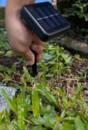 ¡Ilumina tu Navidad de forma sostenible! 🎄✨ Con nuestras Luces Navideñas de 20m Multicolor con Panel Solar, podrás decorar tu hogar sin preocuparte por el consumo de energía. Estas luces funcionan solo con energía solar, cargándose durante el día y brillando intensamente por la noche. Ventajas: \t•\tAhorro energético: No necesitas electricidad. \t•\tFácil de instalar: Sin cables ni enchufes. \t•\tDuración prolongada: Hasta 10 horas de iluminación continua. \t•\tResistentes al clima: Perfectas p