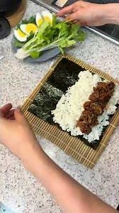 プルコギのお肉を使って、キンパを作ったー！ 節分の時以外のお巻きは珍しいのです🙂‍↕️ 大きめなのには理由があるよ！細かくカットしちゃうと中身が出てきちゃうだろうなあと思って、あえて2カットに...