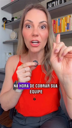 Camila Poiano - Gestão Comportamental de Equipes on Instagram: "Precisa cobrar mil vezes a mesma coisa da equipe? Não aguenta mais ouvir justificativas? 😥 Troque a forma como você faz a cobrança. As perguntas certas destravam as soluções e direcionam a mudança de comportamento que você espera ver. Sua comunicação é sua principal ferramenta de trabalho. Acertou a sua comunicação, acertou a sua equipe 🎯 Muitas vezes o que te falta não é esforço, é metodologia. Comenta aqui com a palavra “IMERSÃO