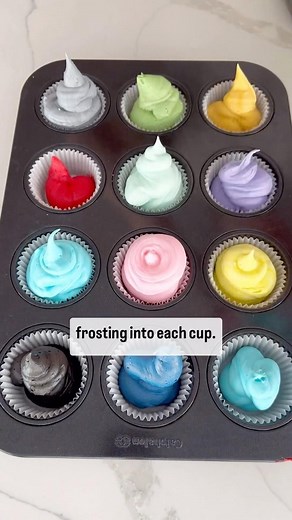 Amy || Neuroticmom on Instagram: "Easy and mess-free way to store leftover frosting. If you won’t be using the frosting for a few days, put some plastic wrap over the top. #cakehack #bakinghack #buttercream #buttercreamcakes #buttercreamfrosting #buttercreamcake #piping #pipingskills #cakeideas #frosting"