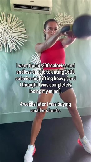 For a long time I believed the only way to lean out was to eat less and move more. So I tracked every calorie, stayed under 1,200, and ran myself into the ground. And I was exhausted. And frustrated. And my legs still didn’t look the way I wanted them to. When I finally started eating enough to actually fuel my workouts and swapped the treadmill for heavy lifts and strategic HIIT, I was convinced I was undoing everything. More food? Less cardio? It felt completely backwards. But four weeks in, s