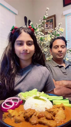 Eating butter chicken with rice,onions,lettuce and cucumbers #chicken #eating #mukbang #food #foryoupage