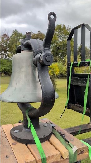 Ringing another antique steam engine locomotive bell, listen to how long it rings!