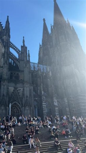 科隆大教堂（Kölner Dom），全名圣彼得与圣玛丽亚高等主教座堂，是德国科隆的哥特式天主教堂，也是世界文化遗产 。始建/竣工：1248年奠基，1880年工完，历时632年 。͏ • 地位：洲欧三大宗教建筑之一（与巴圣黎母院、罗马圣彼大得教堂并列）；1996年列世入界遗产 。 • 规模：地占约8000㎡，丁拉十字平，面长144.55m、宽86.25m；塔双高157.38m，是曾